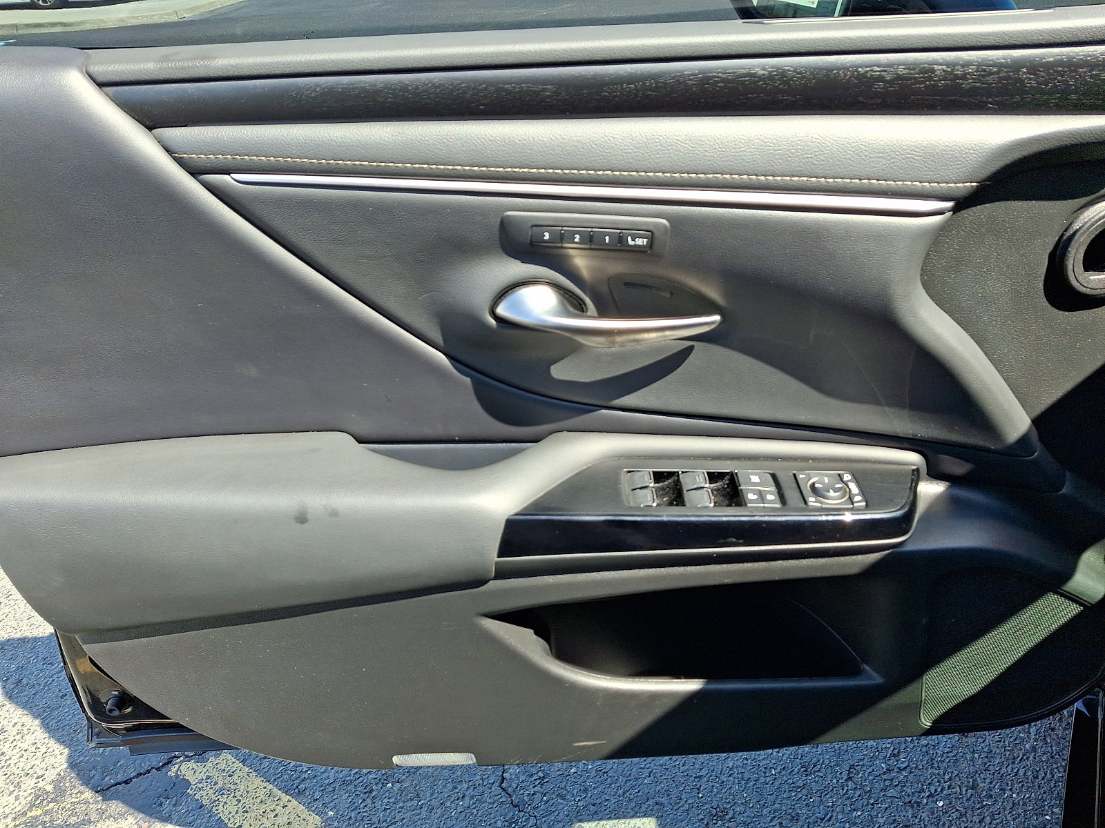 Used 2024 Lexus ES 300h w/ Technology Package image 12