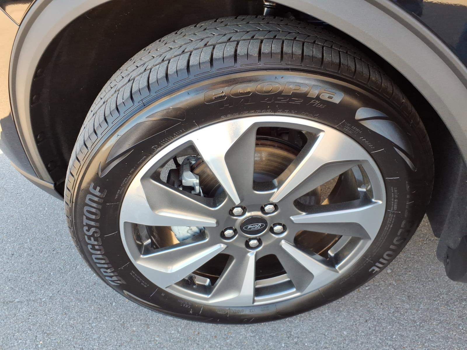 Certified 2025 Ford Escape Platinum w/ Class II Trailer Tow Package FWD image 9