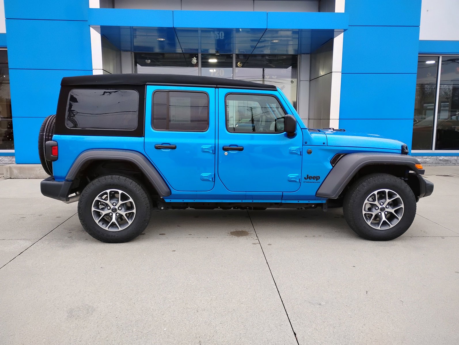 Used 2024 Jeep Wrangler Sport S image 31