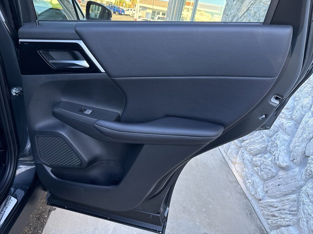 New 2025 Mitsubishi Outlander SE image 31