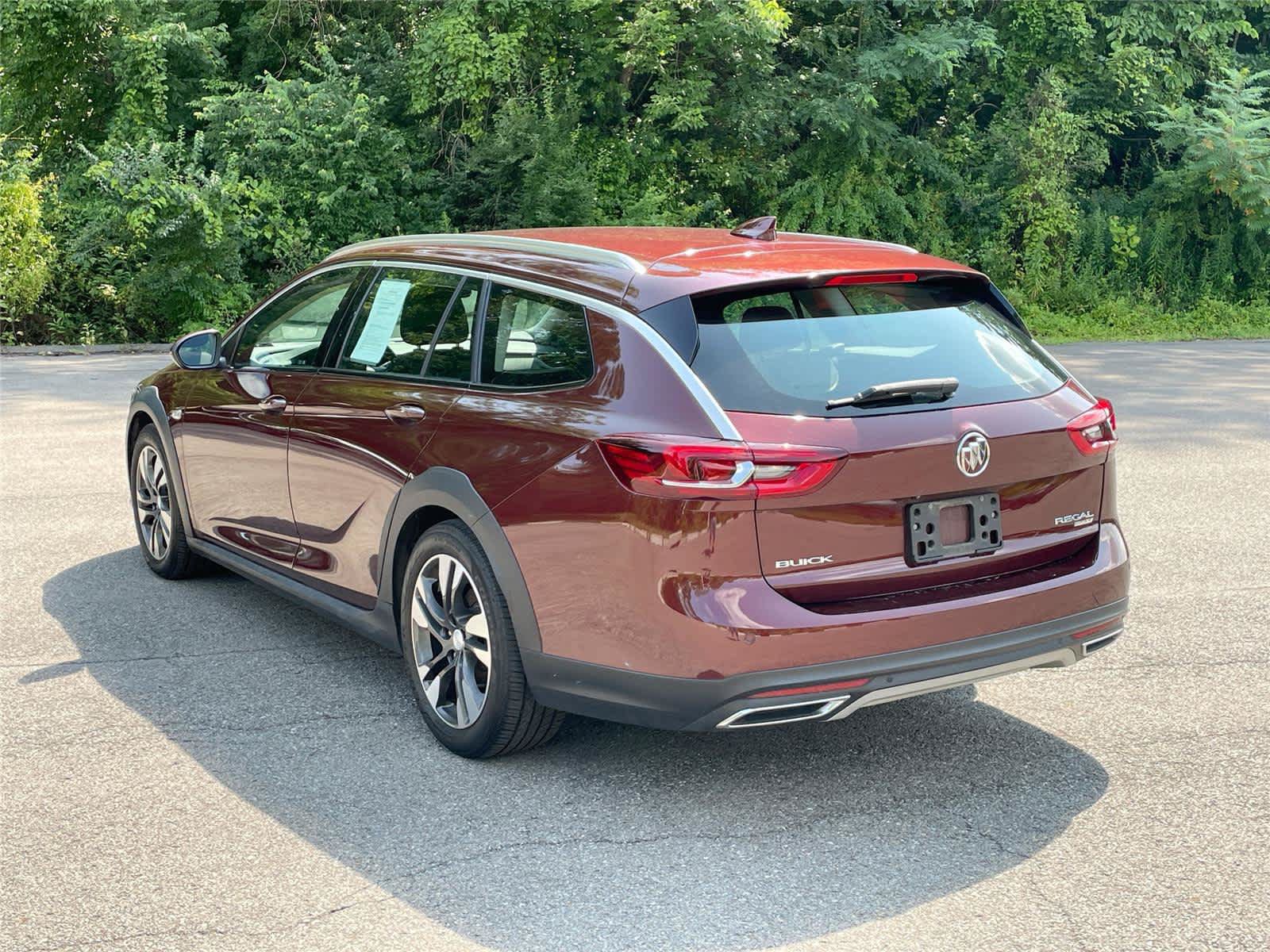 Used 2018 Buick Regal Preferred w/ Sights and Sounds Package AWD/4WD image 3