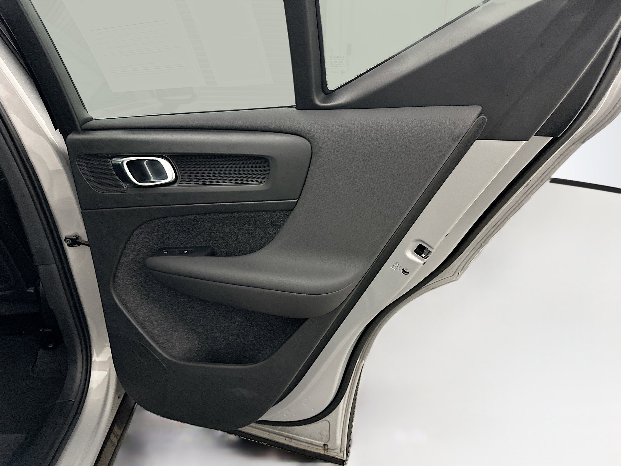 Used 2025 Volvo XC40 B5 Plus image 33