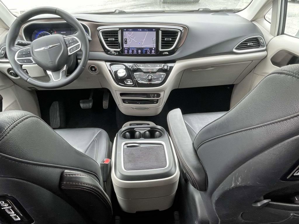 Used 2018 Chrysler Pacifica Touring-L Plus w/ Tire & Wheel Group image 16