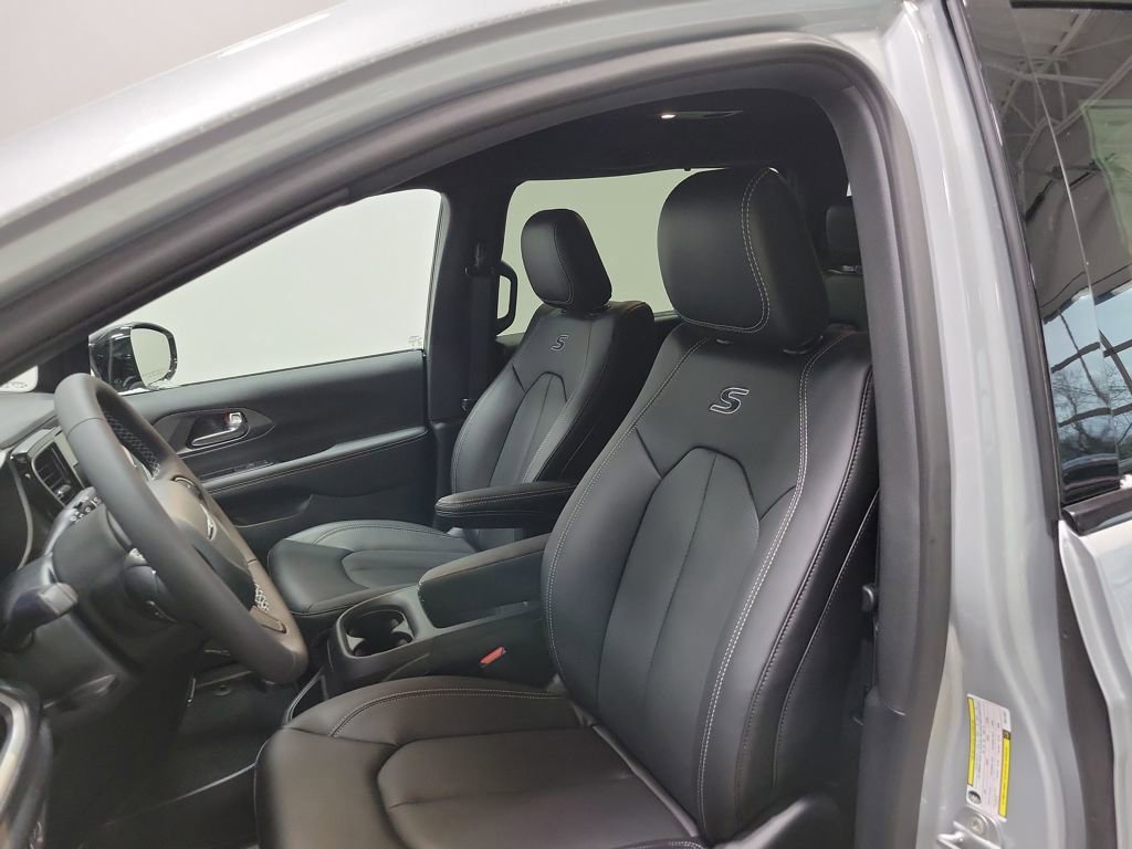 New 2026 Chrysler Pacifica Select w/ S Appearance Package image 11