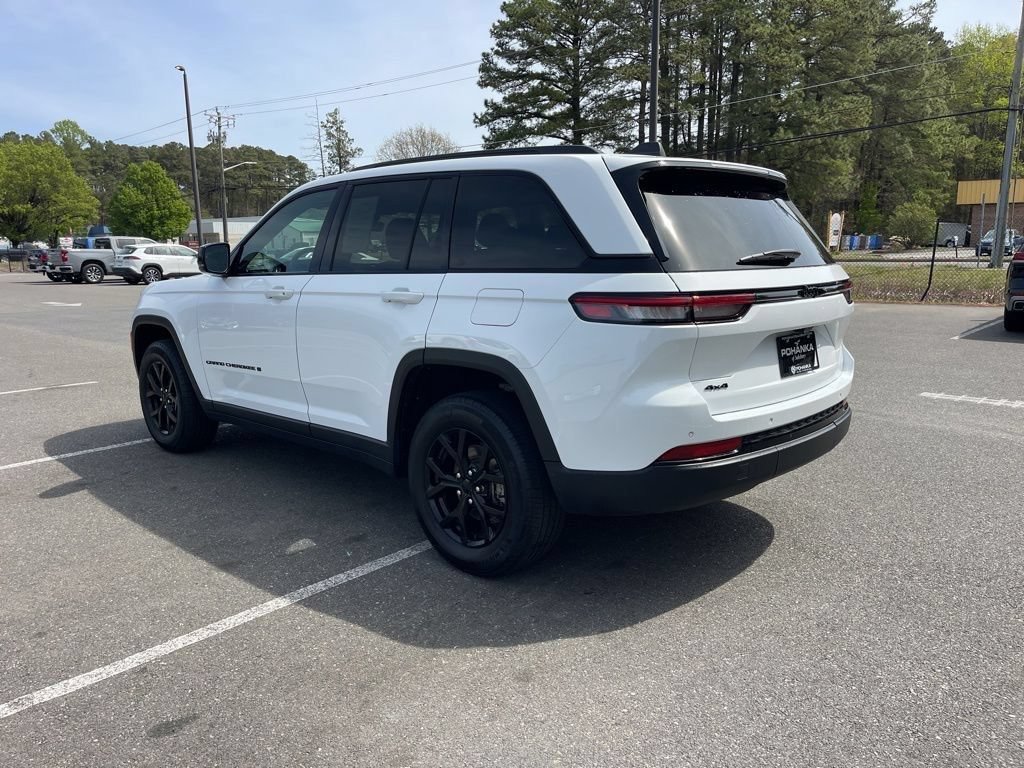 Used 2025 Jeep Grand Cherokee Altitude AWD/4WD image 8