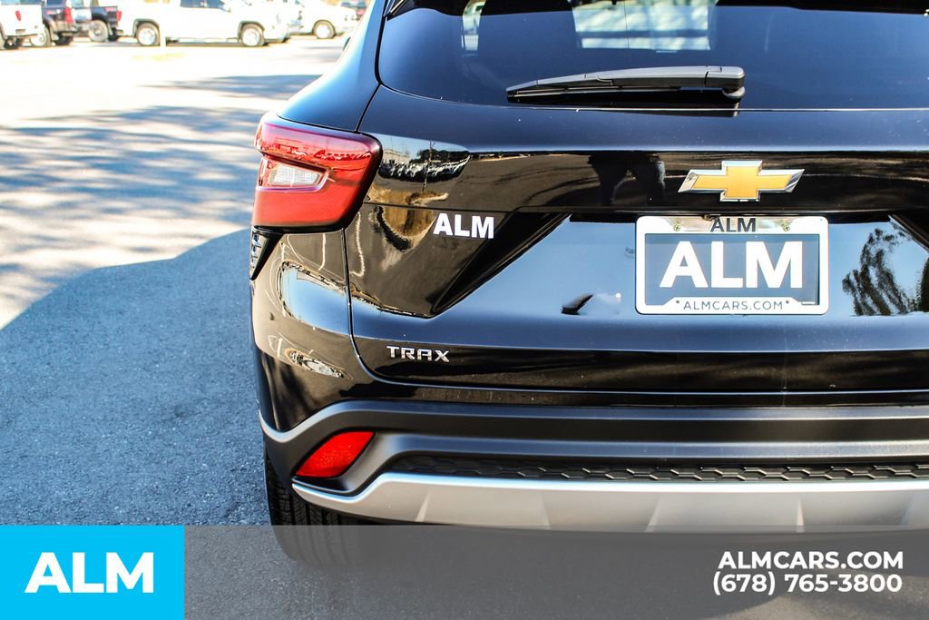 Used 2025 Chevrolet Trax LT w/ LT Convenience Package image 13