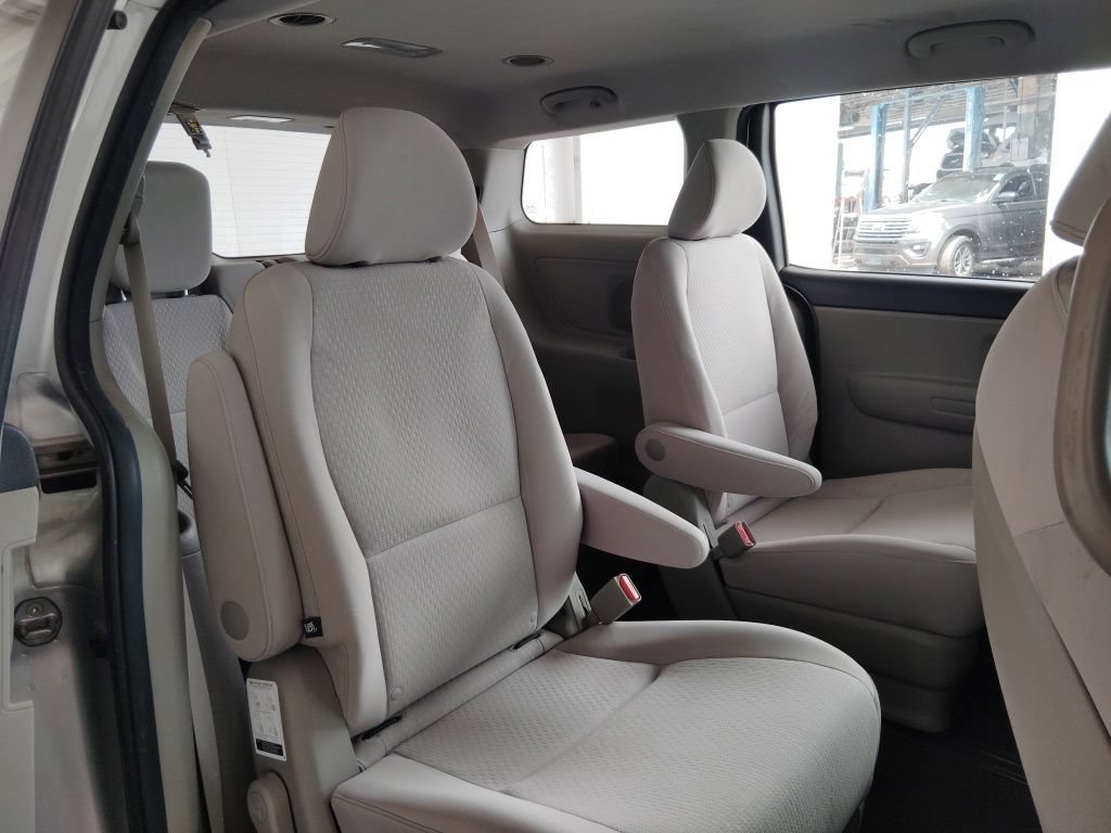 Used 2018 Kia Sedona L FWD image 16