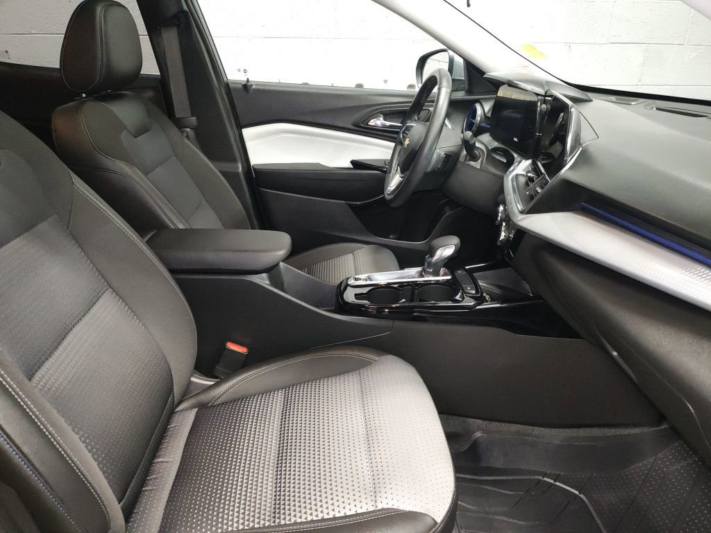 Used 2025 Chevrolet Trax LT w/ Sunroof Package image 7