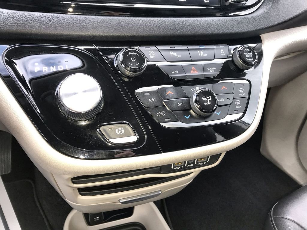 Used 2024 Chrysler Pacifica Touring-L image 18