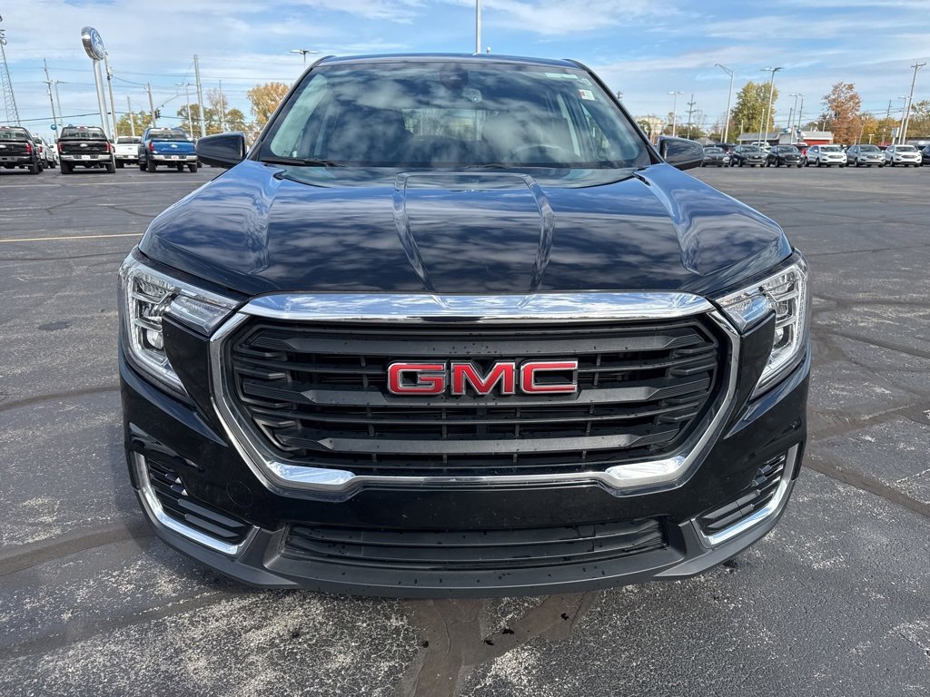 Used 2024 GMC Terrain SLE image 3