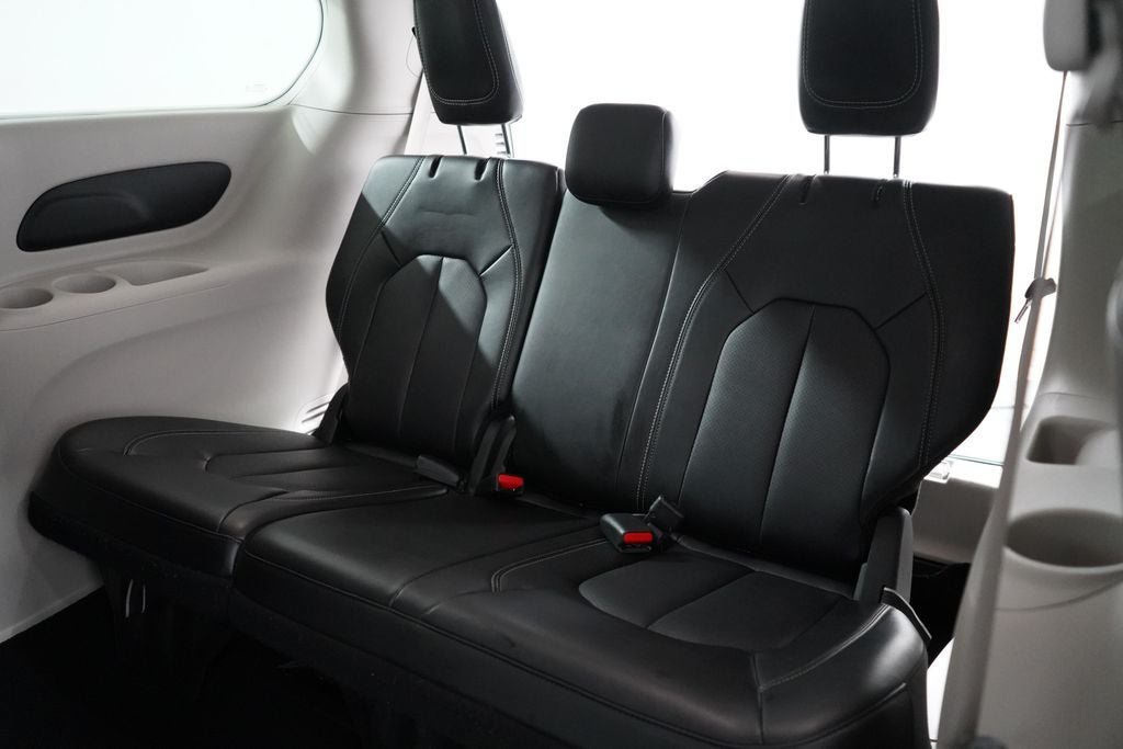 Used 2024 Chrysler Pacifica Touring-L FWD image 23