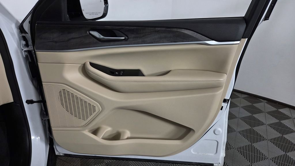 Used 2023 Jeep Grand Cherokee Limited w/ Luxury Tech Group II image 37