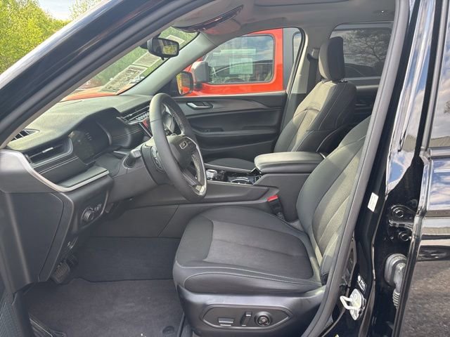 Used 2023 Jeep Grand Cherokee Laredo w/ Luxury Tech Group I AWD/4WD image 8