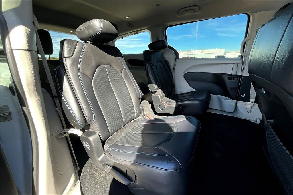 Used 2021 Chrysler Pacifica Touring-L image 38