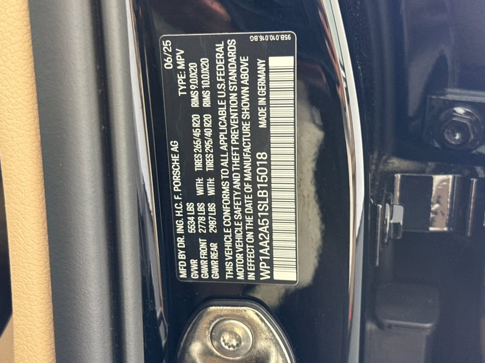 Certified 2025 Porsche Macan image 34