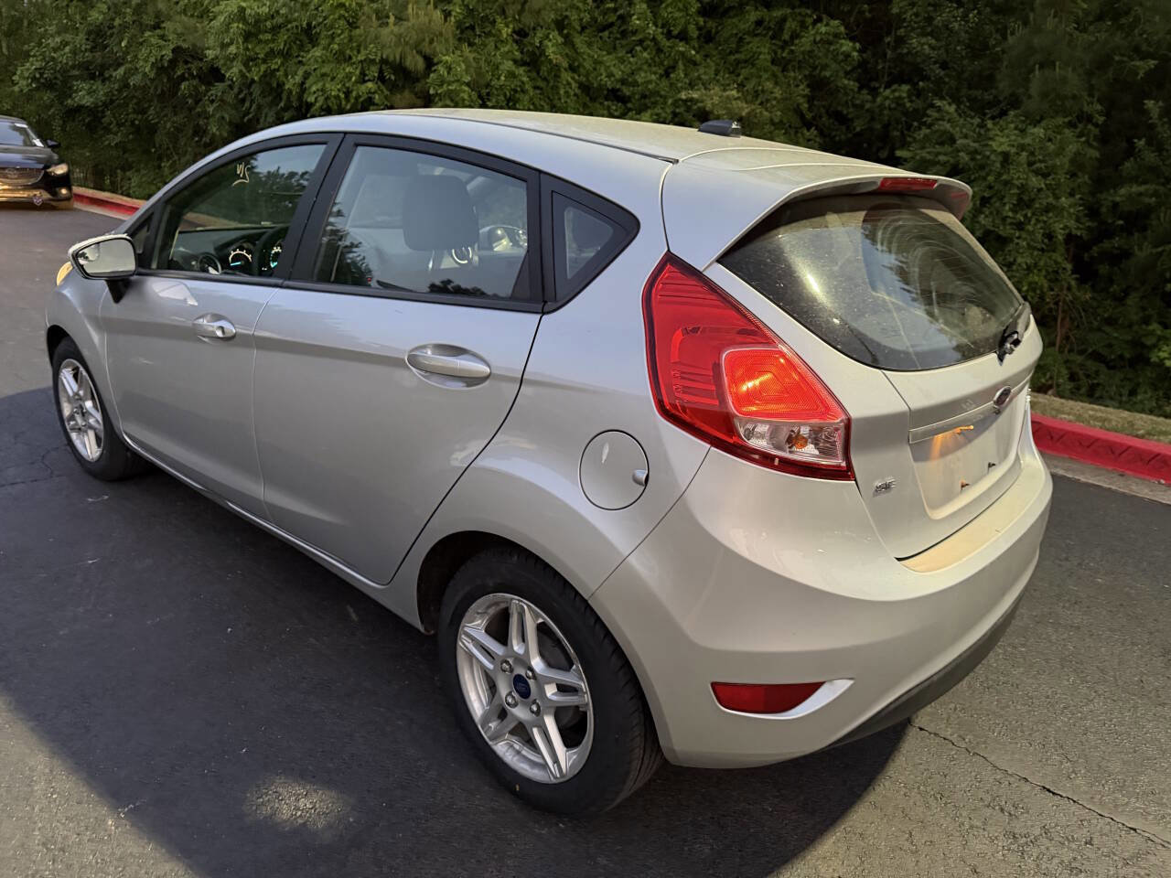 Used 2018 Ford Fiesta SE FWD image 2