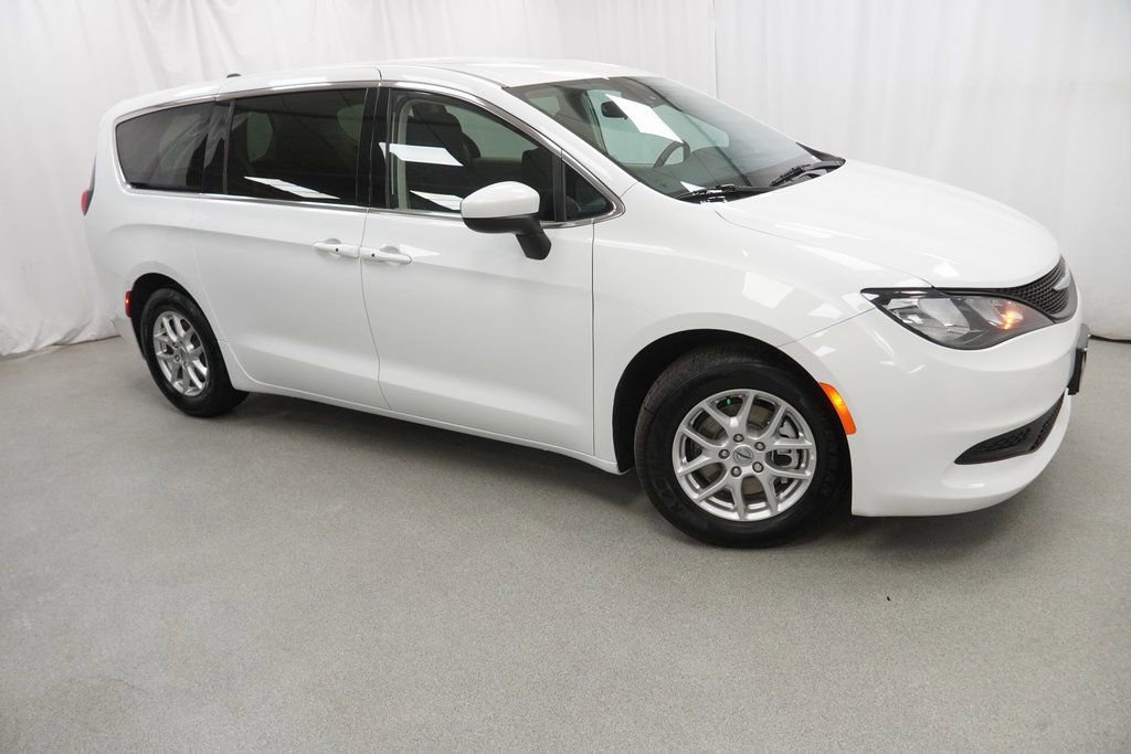 Used 2023 Chrysler Voyager LX image 9