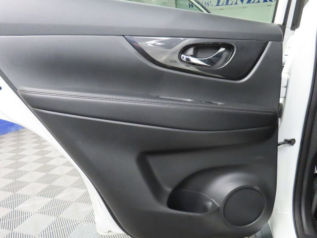 Used 2017 Nissan Rogue SV AWD/4WD image 40