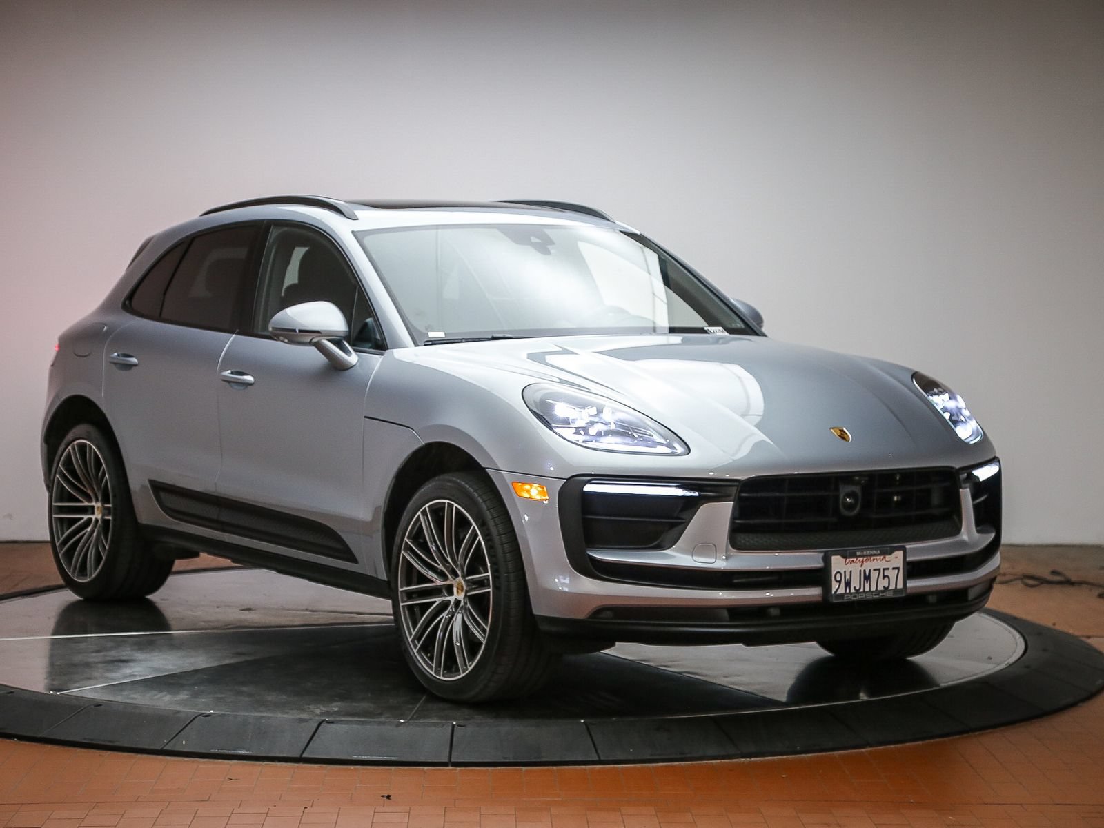 Certified 2026 Porsche Macan AWD/4WD image 9