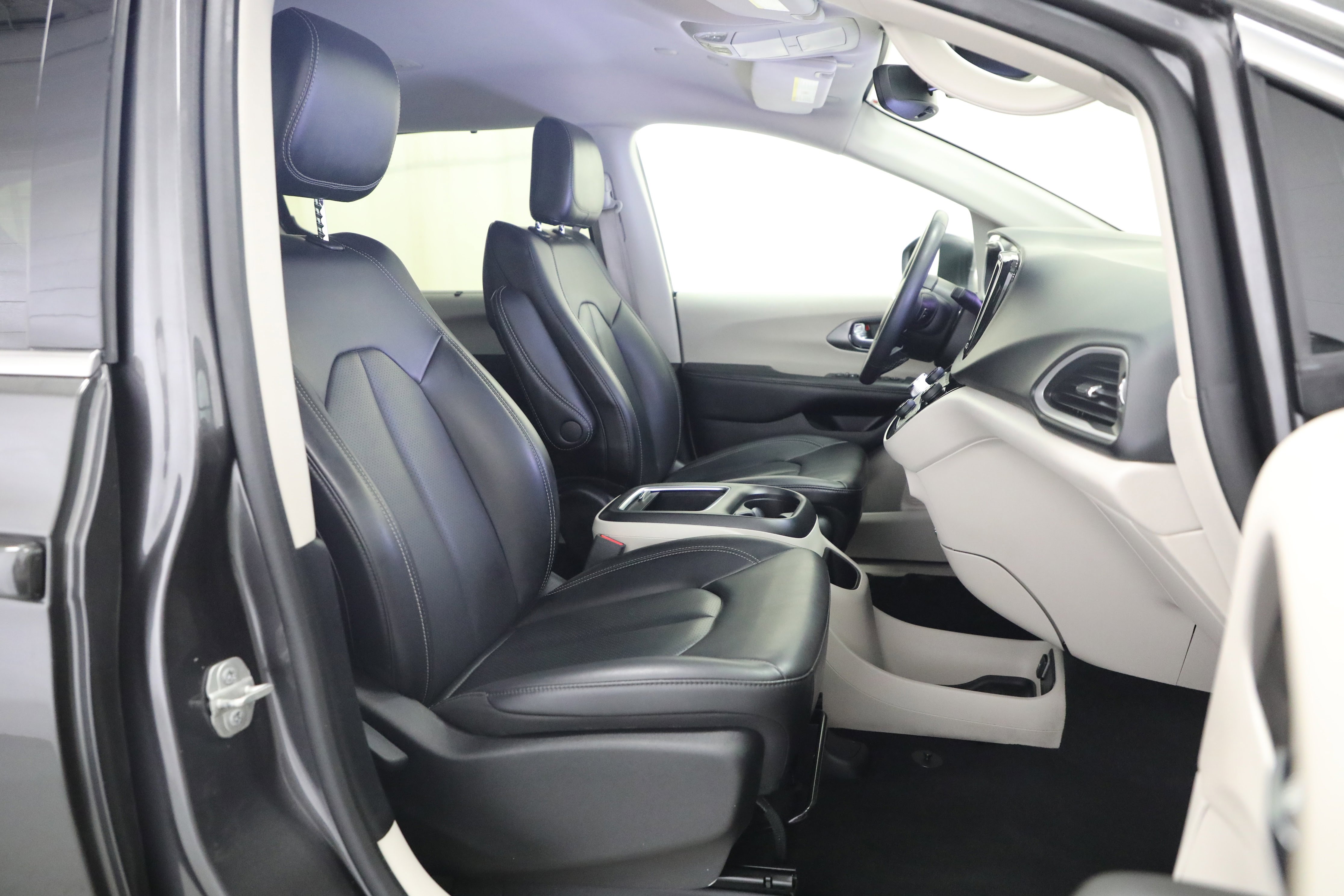 Used 2023 Chrysler Pacifica Touring-L image 6