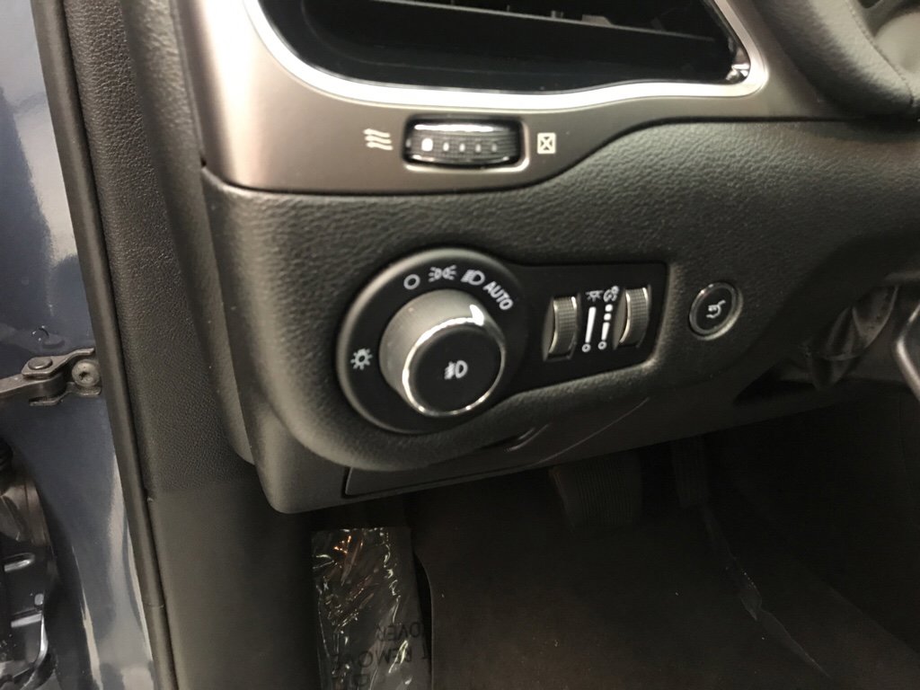 Used 2021 Jeep Cherokee Limited w/ Elite Package image 10