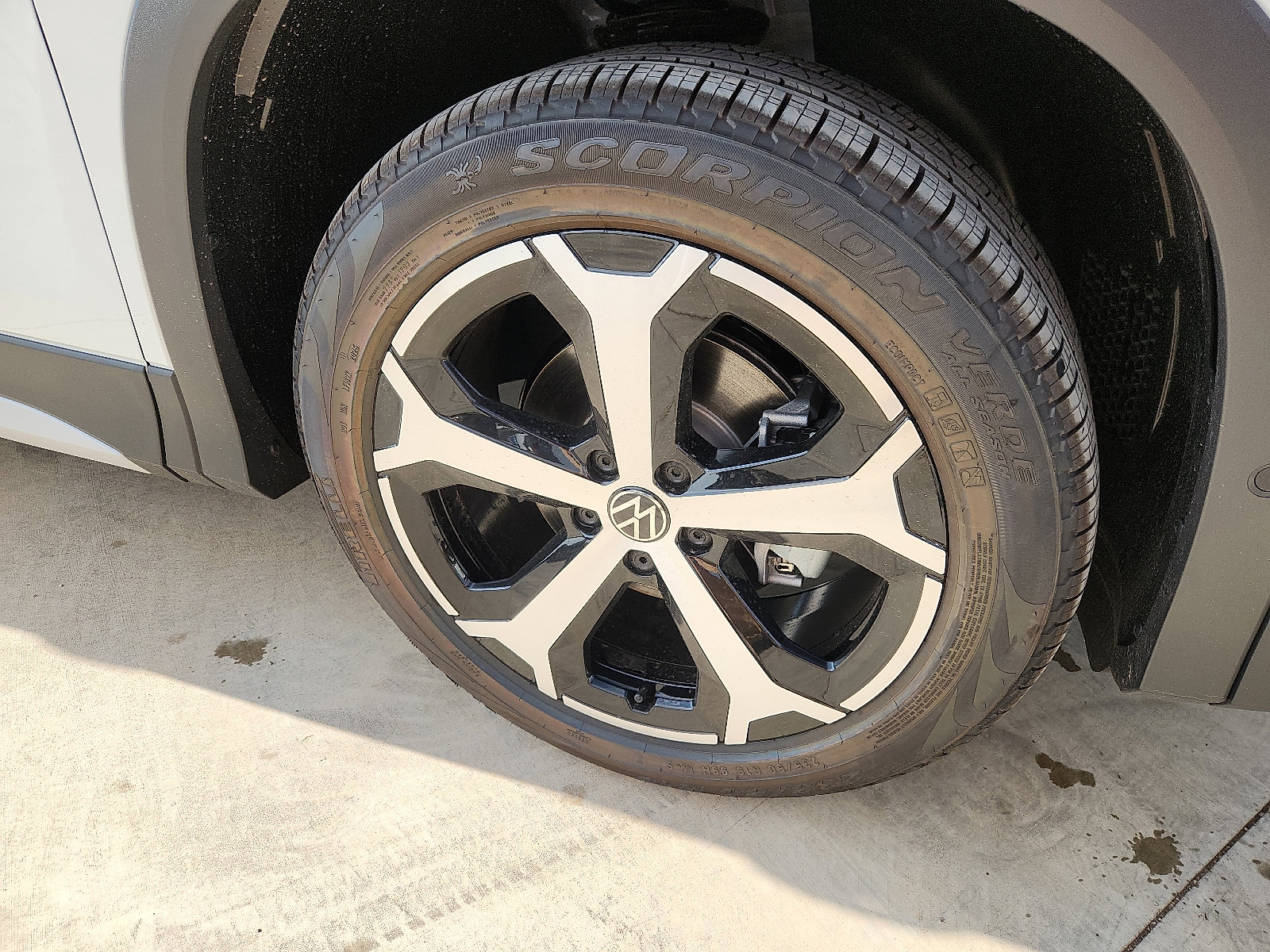 New 2025 Volkswagen Tiguan SE image 9