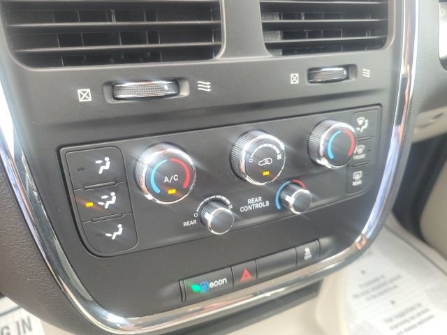 Used 2016 Dodge Grand Caravan SXT w/ UConnect Hands-Free Group FWD image 14