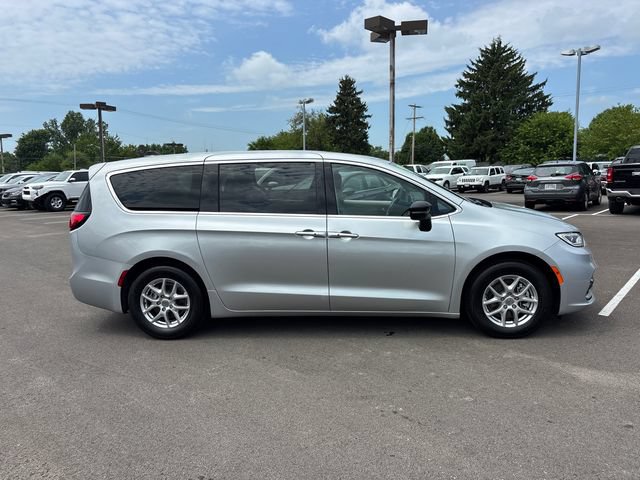 Used 2024 Chrysler Pacifica Touring-L FWD image 30