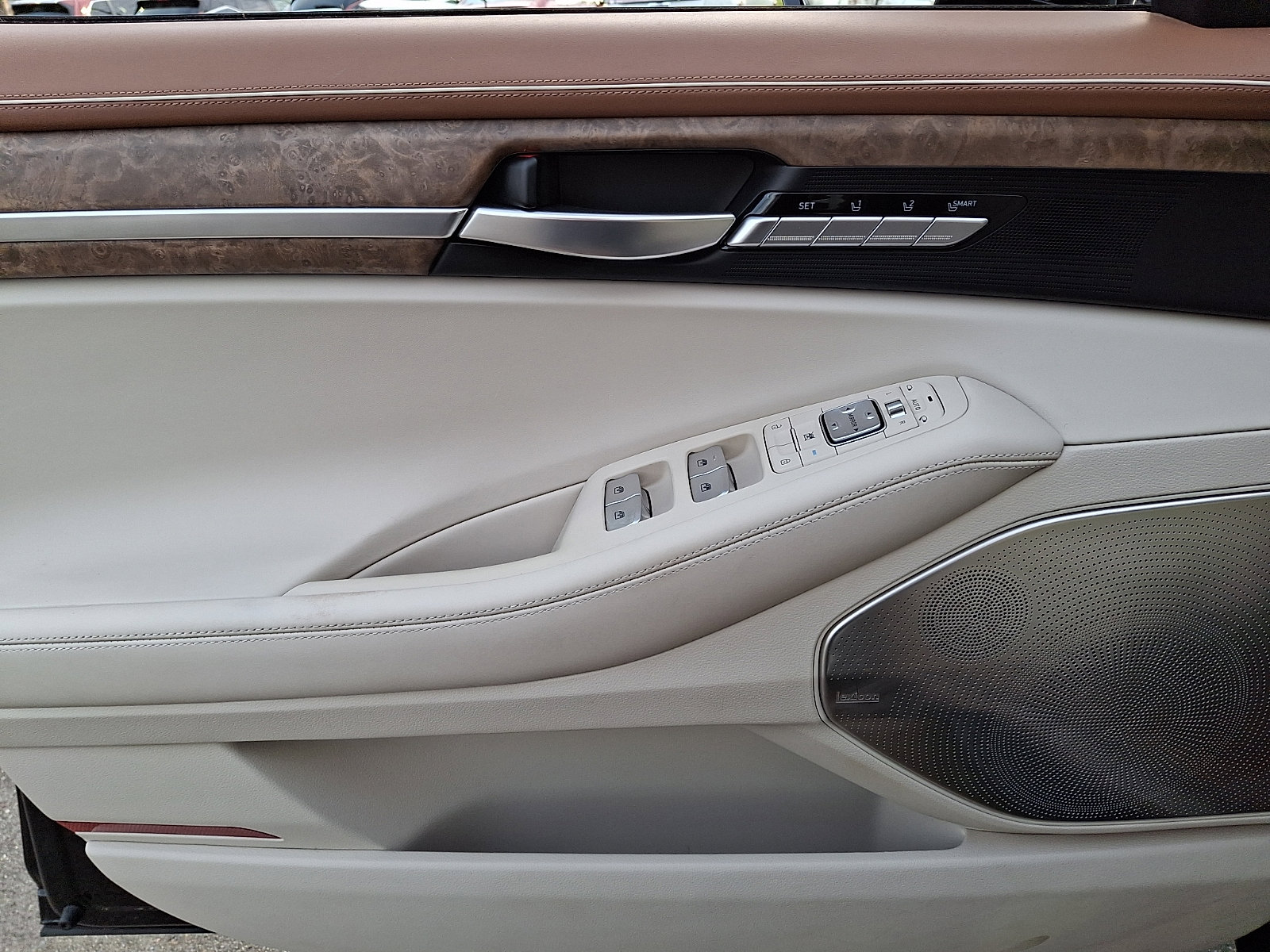 Used 2021 Genesis G90 5.0 Ultimate image 14