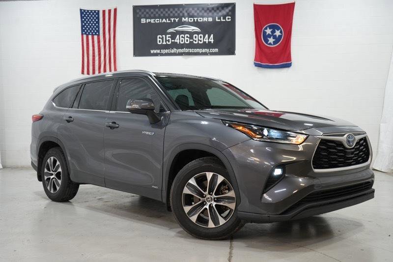 Used 2021 Toyota Highlander XLE AWD/4WD image 3