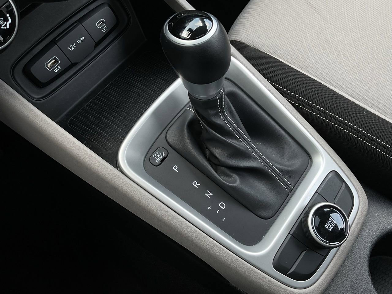 Used 2025 Hyundai Venue SEL image 36