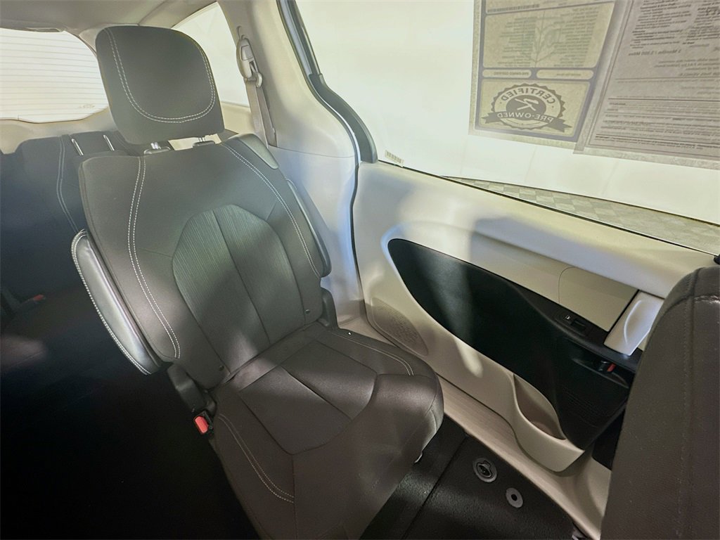 Used 2023 Chrysler Voyager LX image 14