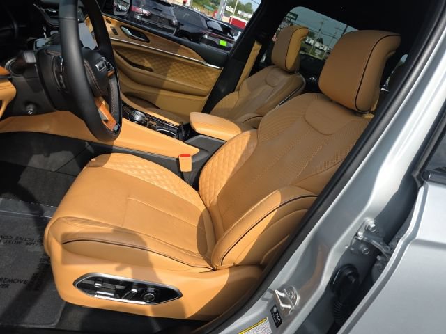 Used 2025 Jeep Grand Cherokee Summit AWD/4WD image 19