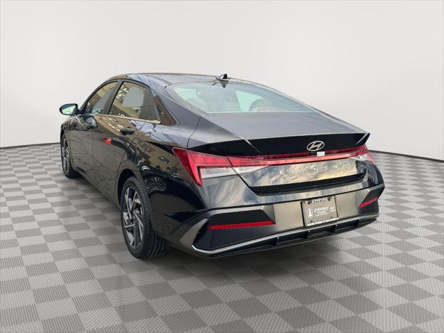 Used 2025 Hyundai Elantra SEL image 4
