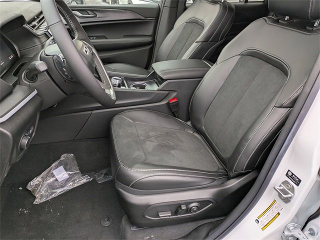 New 2025 Jeep Grand Cherokee Altitude image 11