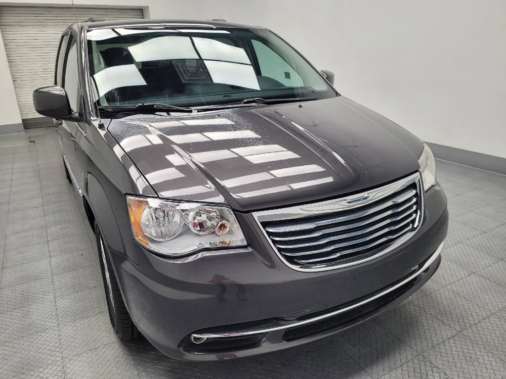 Used 2016 Chrysler Town & Country Touring FWD image 14