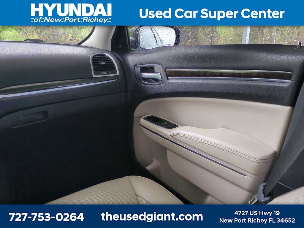 Used 2016 Chrysler 300 C RWD image 17