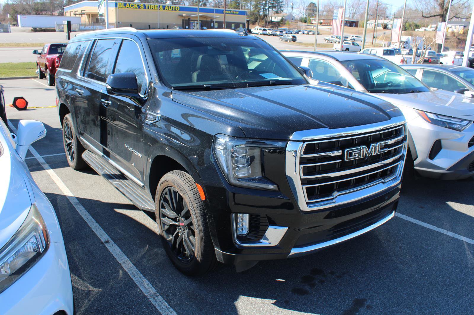 Used 2021 GMC Yukon XL SLT w/ SLT Premium Package image 3