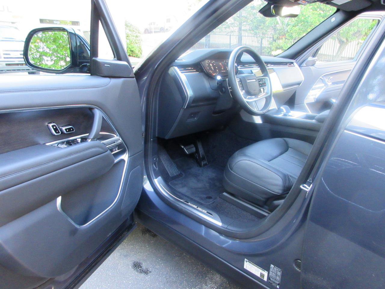 Used 2025 Land Rover Range Rover SE AWD/4WD image 7