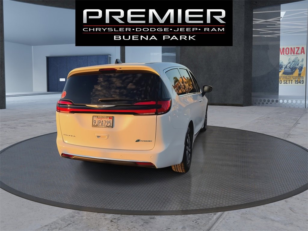 Used 2023 Chrysler Pacifica Limited w/ Uconnect Theater Family Group image 7