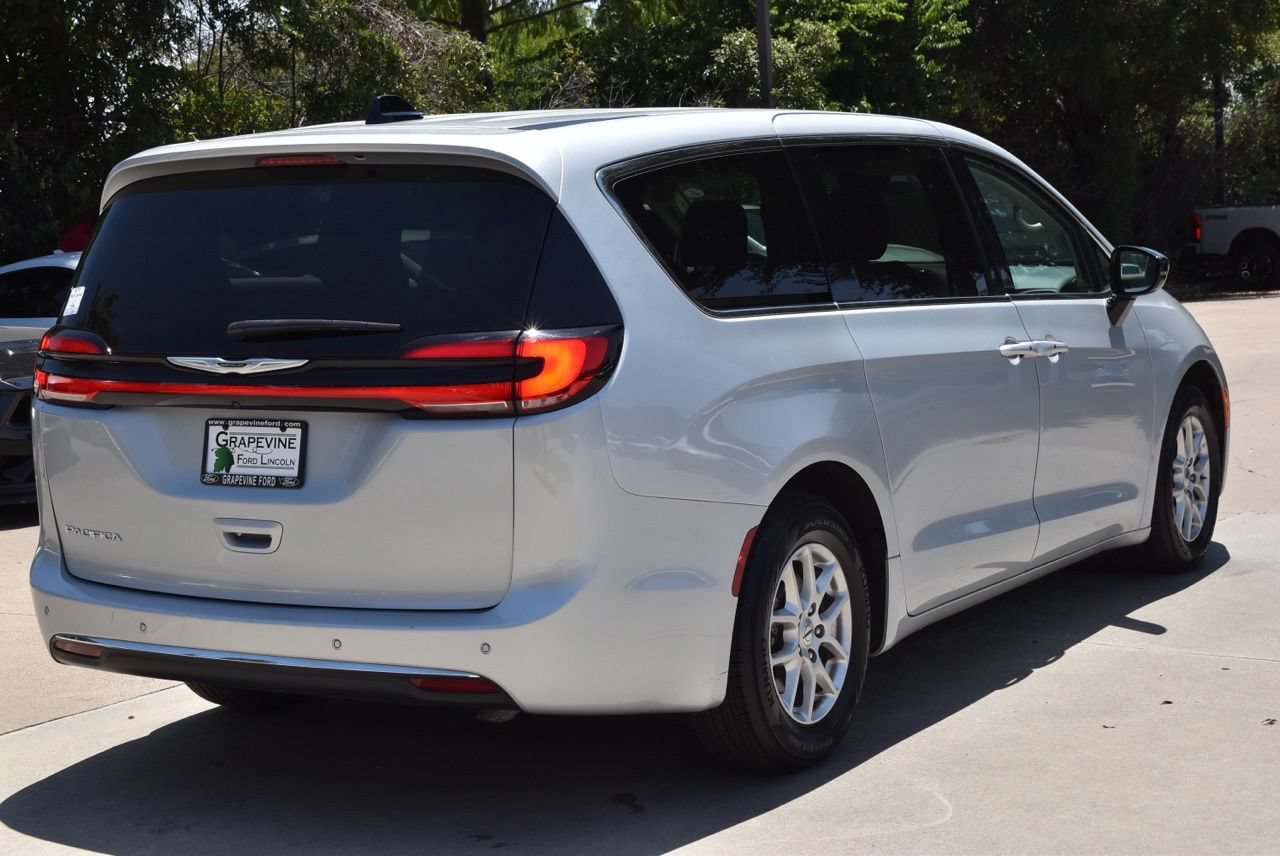 Used 2024 Chrysler Pacifica Touring-L FWD image 8