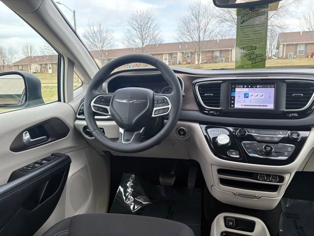 Used 2023 Chrysler Voyager LX image 26