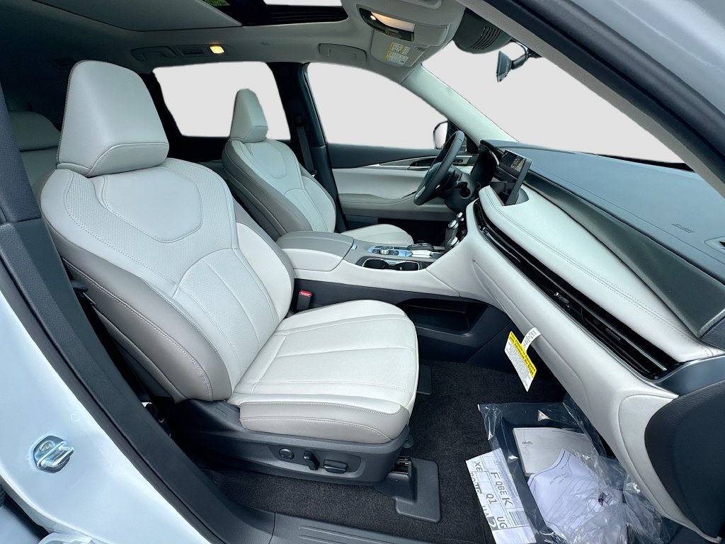 Used 2027 INFINITI QX60 Pure w/ Cargo Package FWD image 31