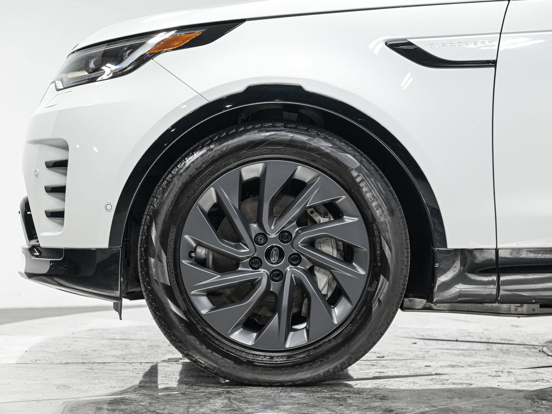 Used 2023 Land Rover Discovery S R-Dynamic image 3
