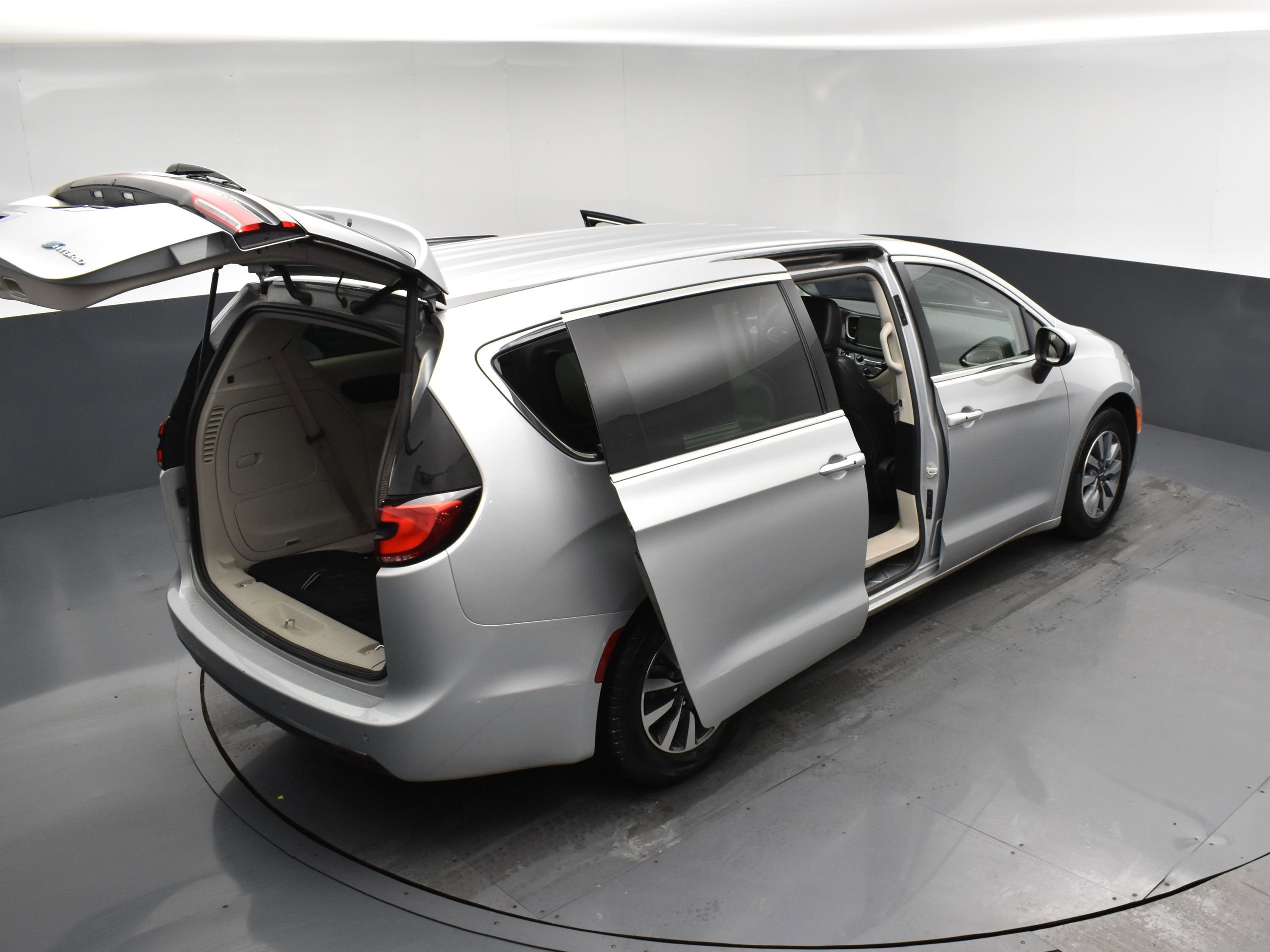 Used 2023 Chrysler Pacifica Touring-L image 29