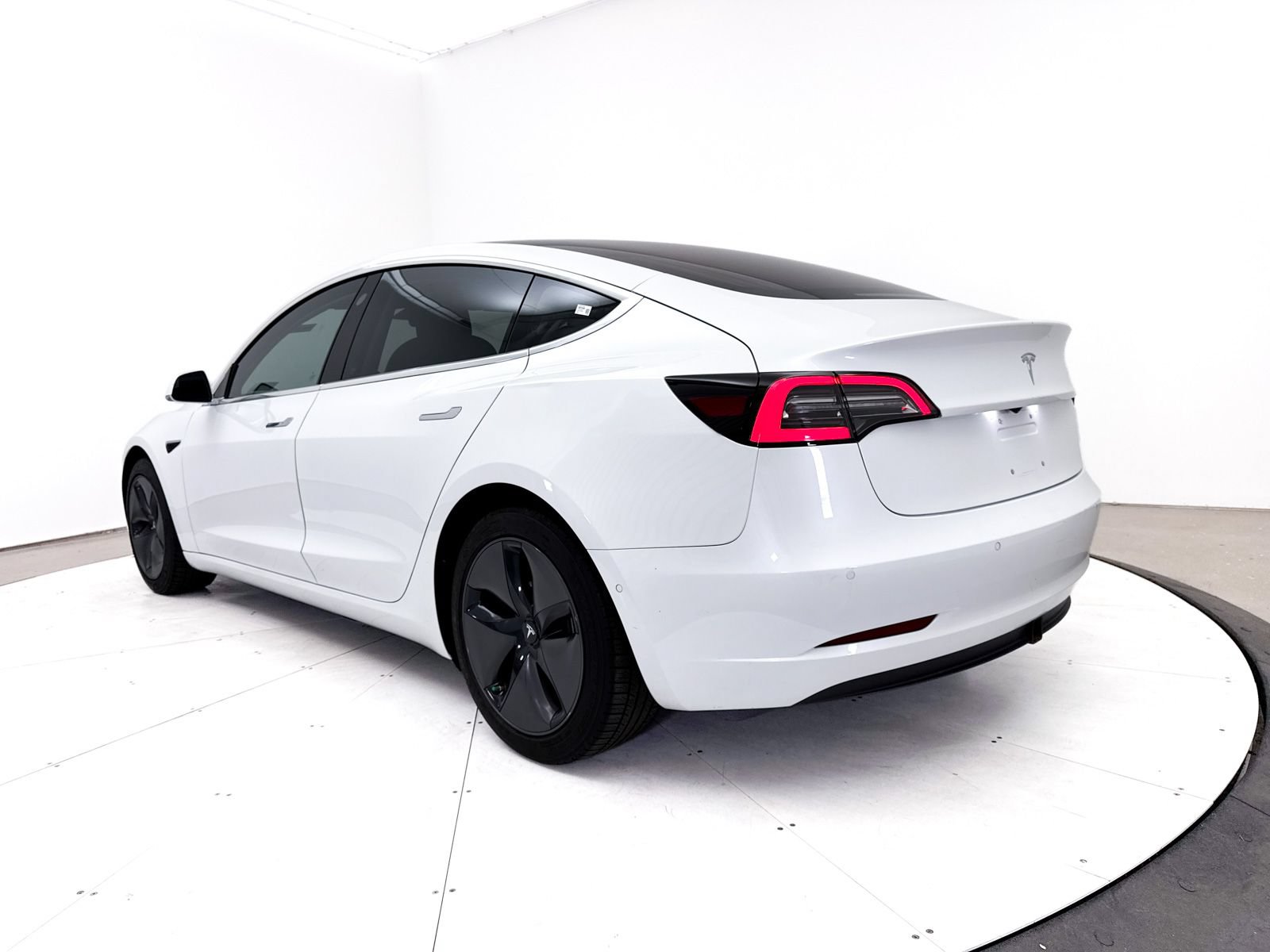 Used 2018 Tesla Model 3 Long Range RWD image 16