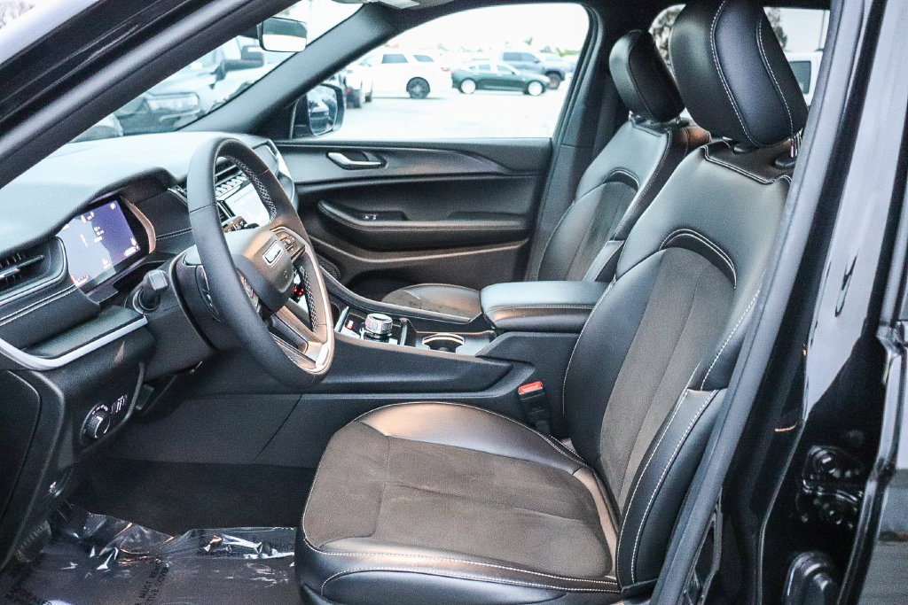 Used 2025 Jeep Grand Cherokee Altitude AWD/4WD image 20