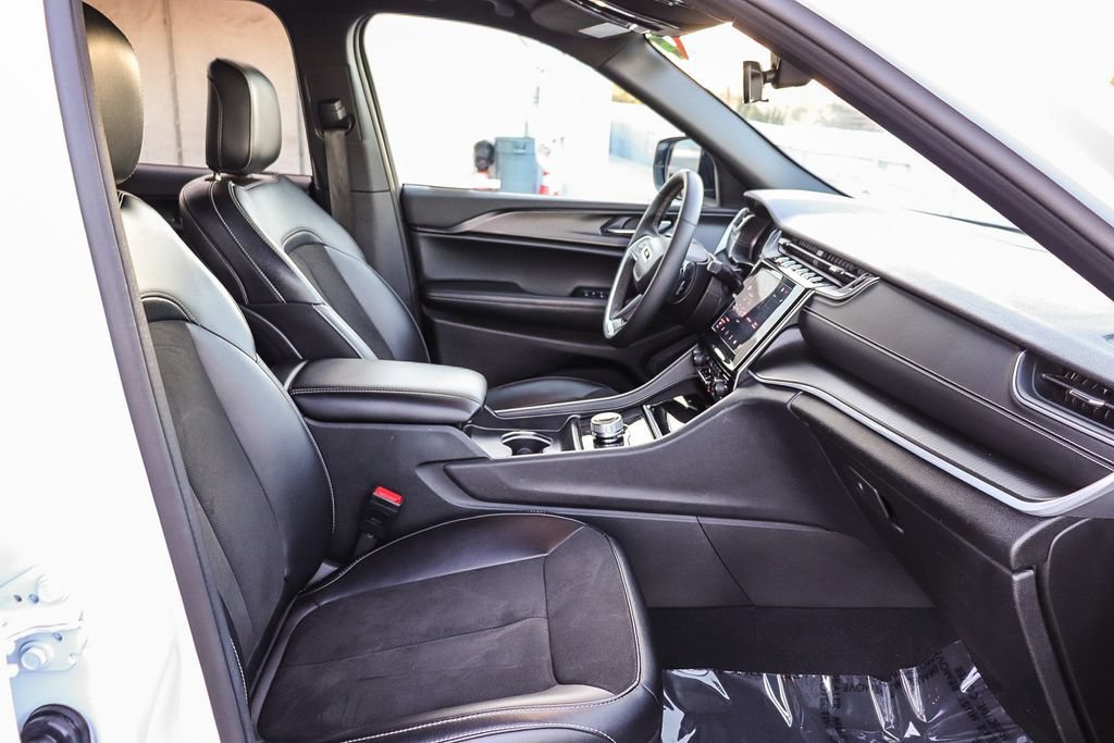 Used 2025 Jeep Grand Cherokee Altitude AWD/4WD image 19