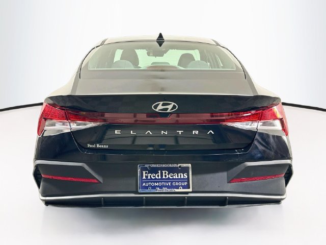 Certified 2025 Hyundai Elantra SE FWD image 7