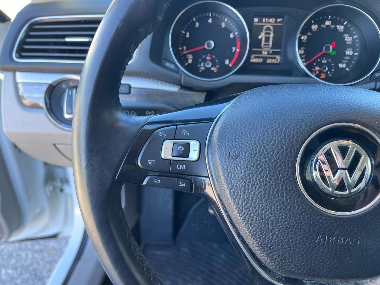Used 2018 Volkswagen Passat 2.0T SE FWD image 25